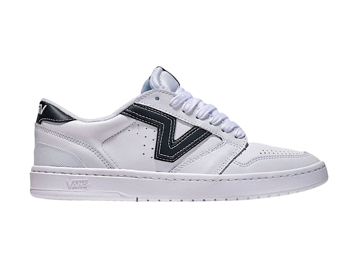 Tenis VANS Lowland 2.0 blancos con franja lateral en V color negro y suela blanca.