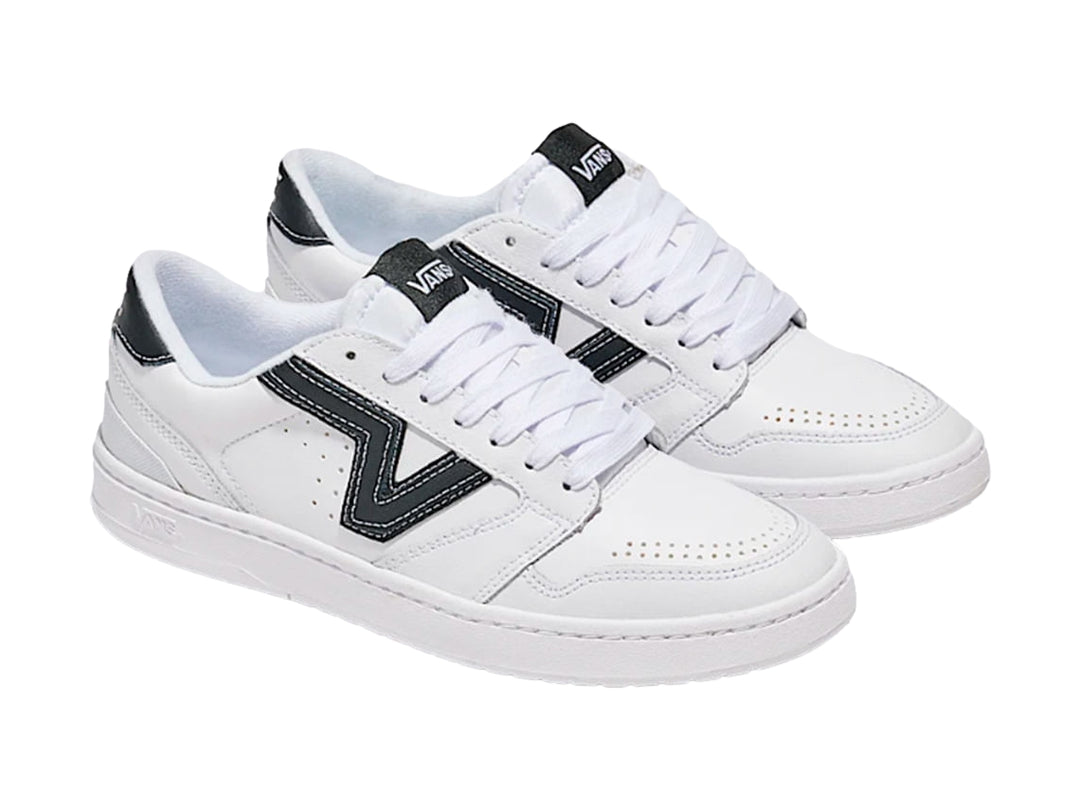 Tenis VANS Lowland 2.0 blancos con franja lateral en V color negro y suela blanca.