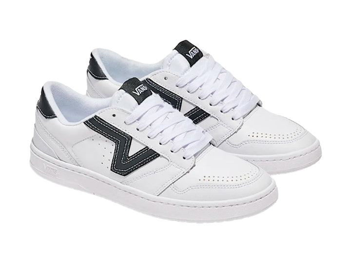 Tenis VANS Lowland 2.0 blancos con franja lateral en V color negro y suela blanca.