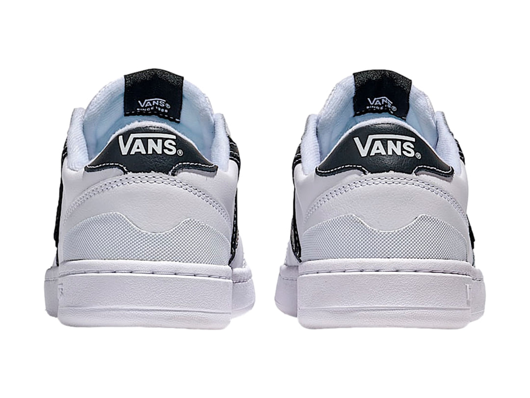 Tenis VANS Lowland 2.0 blancos con franja lateral en V color negro y suela blanca.