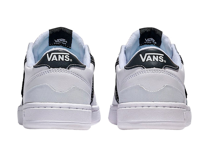 Tenis VANS Lowland 2.0 blancos con franja lateral en V color negro y suela blanca.