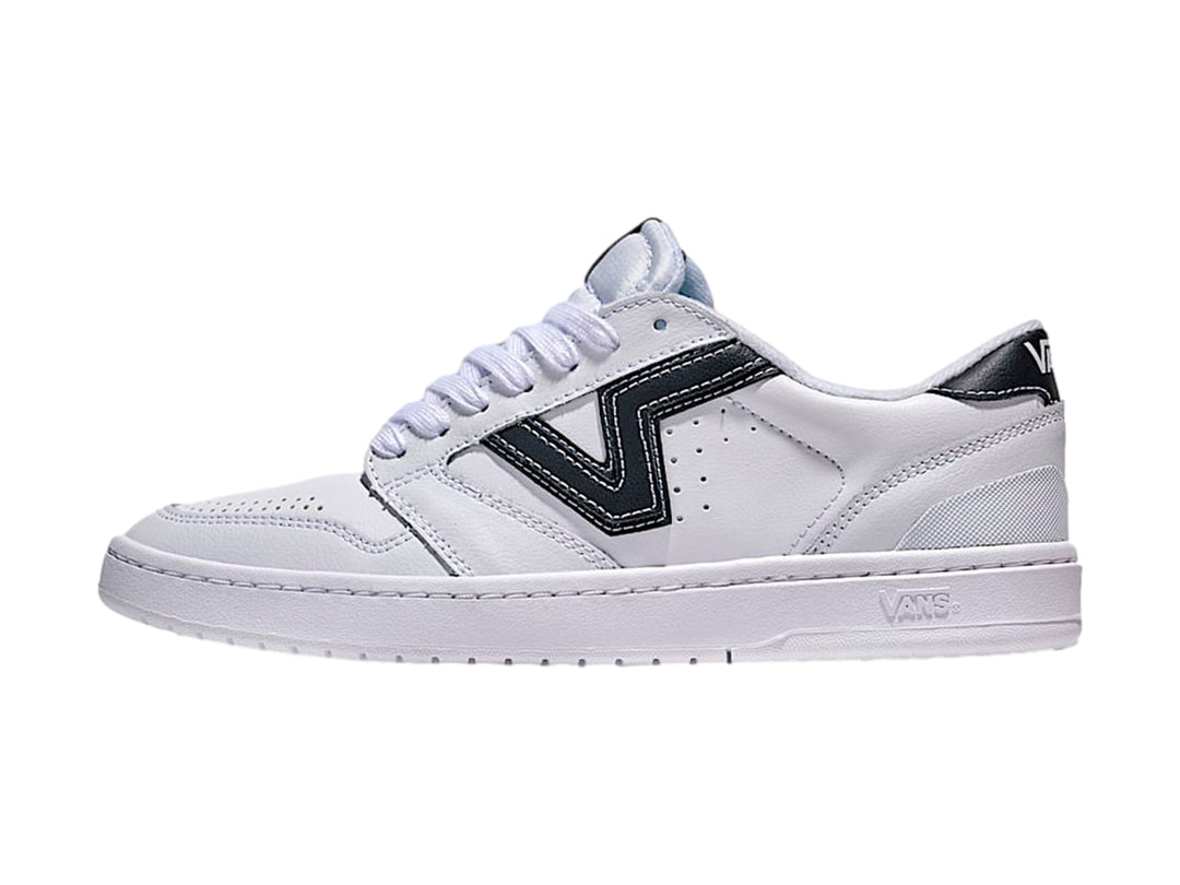 Tenis VANS Lowland 2.0 blancos con franja lateral en V color negro y suela blanca.