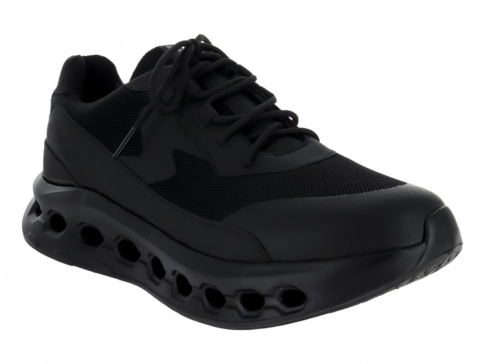 Tenis de baloncesto Andrax color negro total con suela gruesa perforada y diseño moderno.