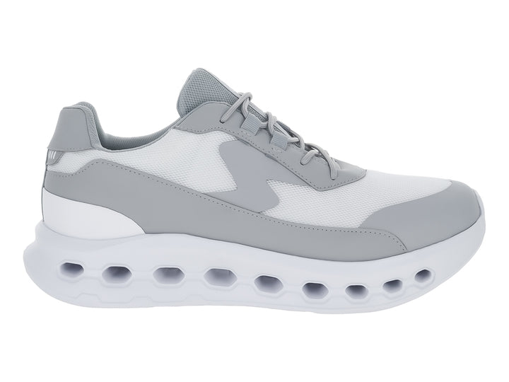 Tenis deportivos Andrax color gris y blanco con suela blanca gruesa y perforada.