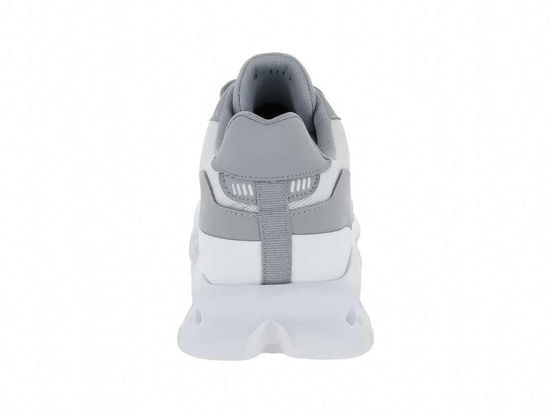 Tenis deportivos Andrax color gris y blanco con suela blanca gruesa y perforada.