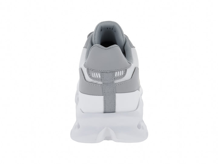 Tenis deportivos Andrax color gris y blanco con suela blanca gruesa y perforada.