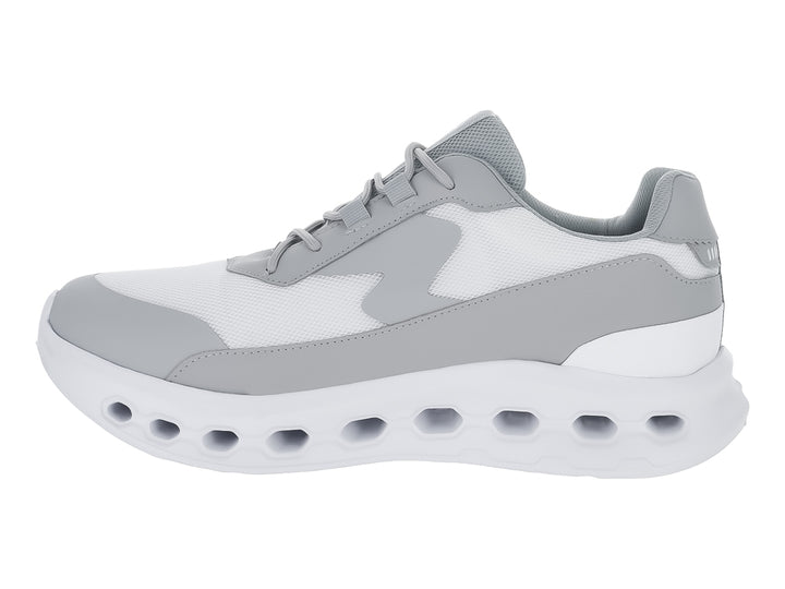 Tenis deportivos Andrax color gris y blanco con suela blanca gruesa y perforada.