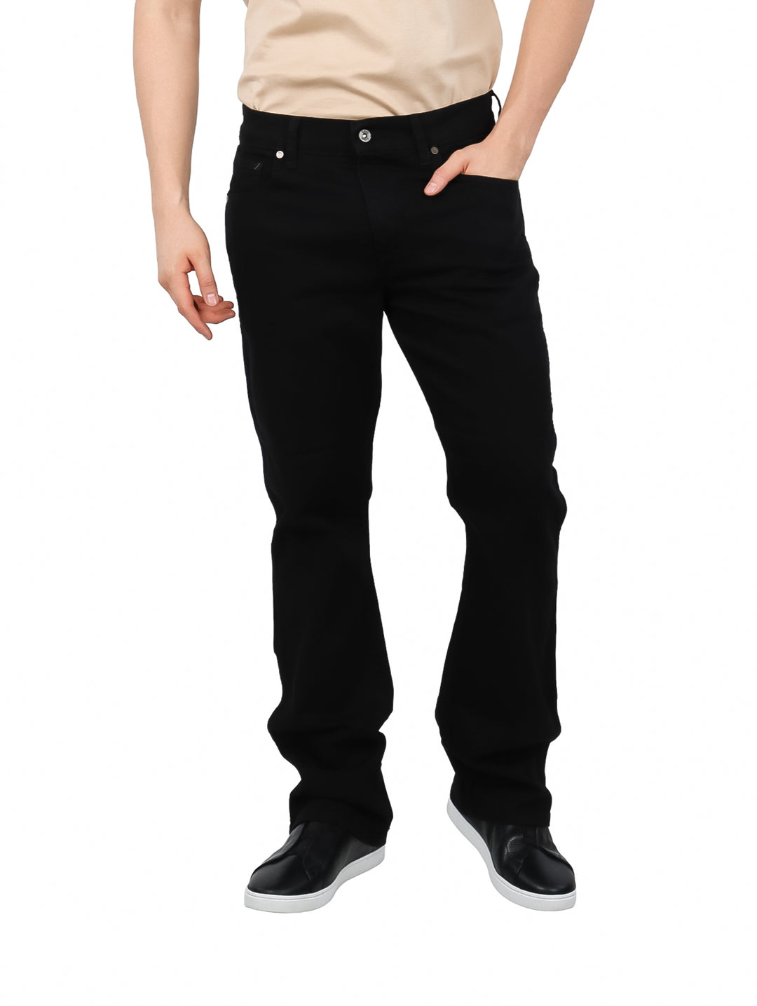 Hombre vistiendo pantalones LEE color negro con corte boot cut y calzado oscuro sobre fondo blanco.