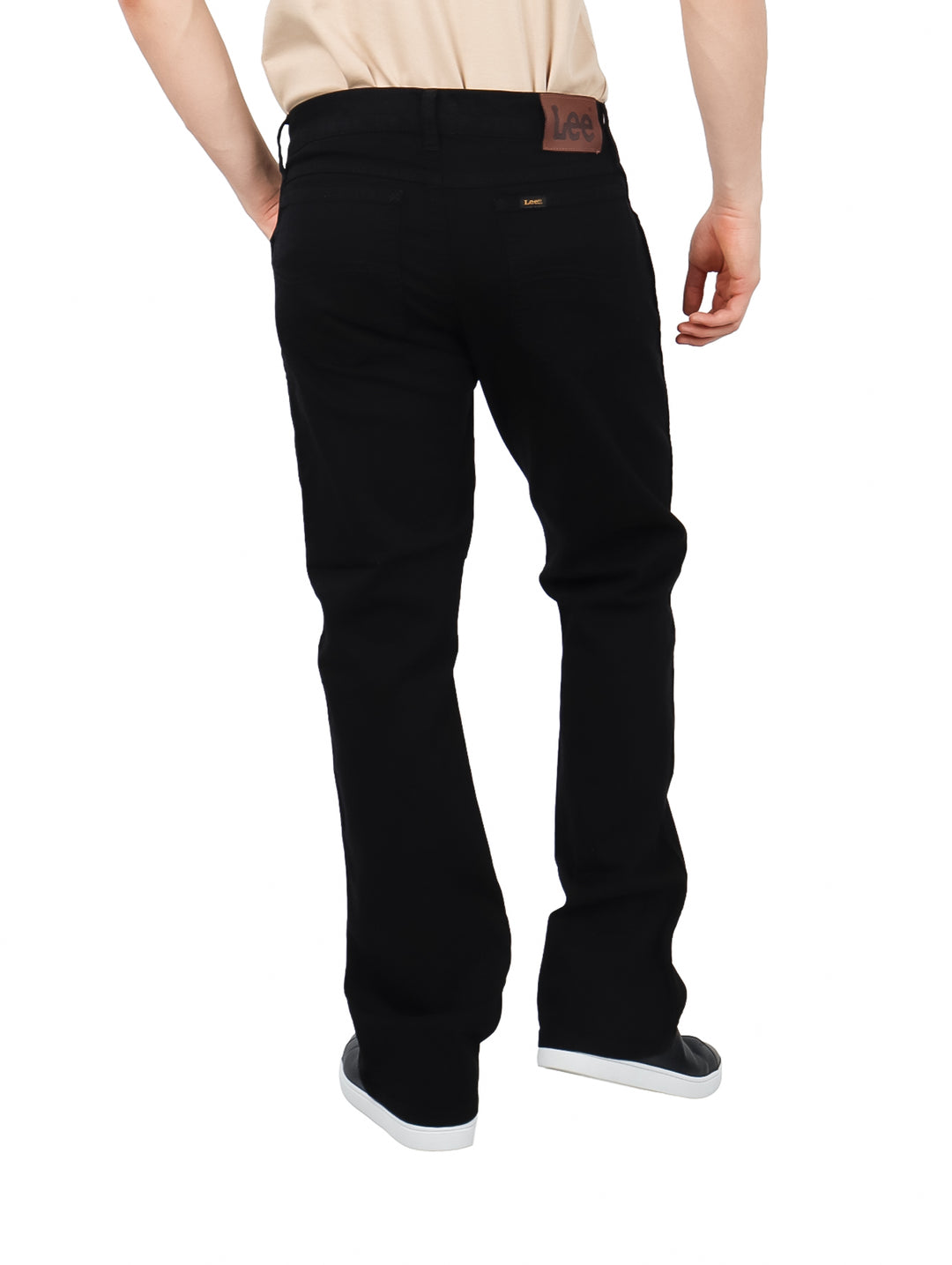 Hombre vistiendo pantalones LEE color negro con corte boot cut y calzado oscuro sobre fondo blanco.