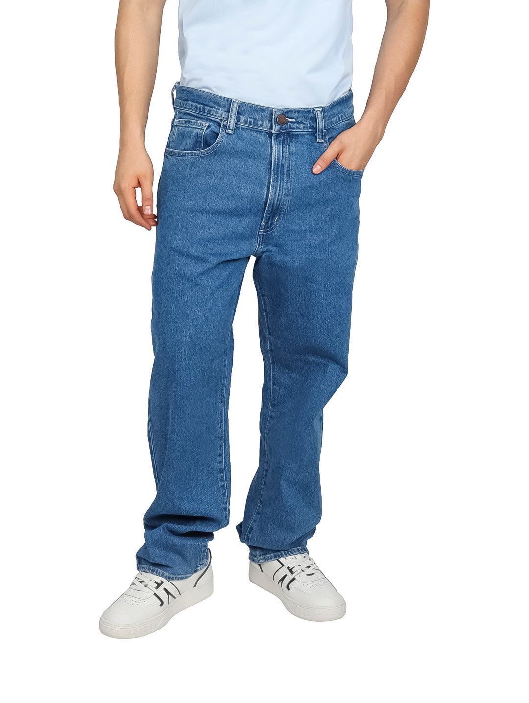 Hombre vistiendo pantalones jeans de color azul claro con tenis blancos.