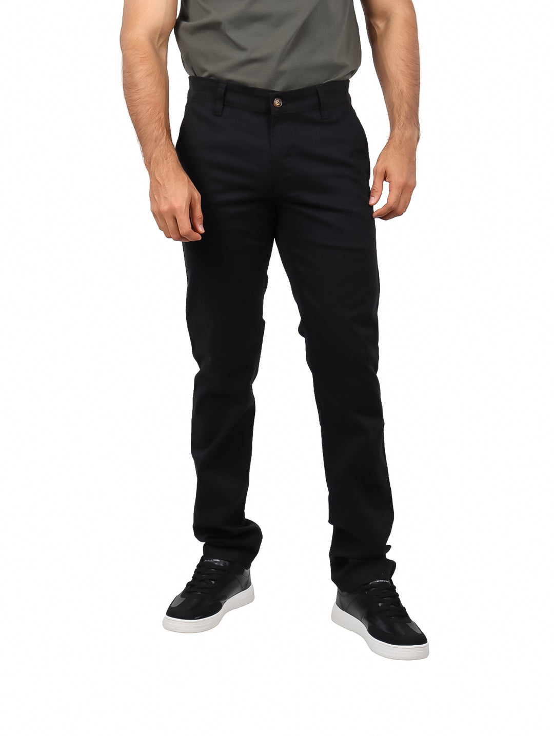 Hombre vistiendo un pantalón chino recto de color negro.