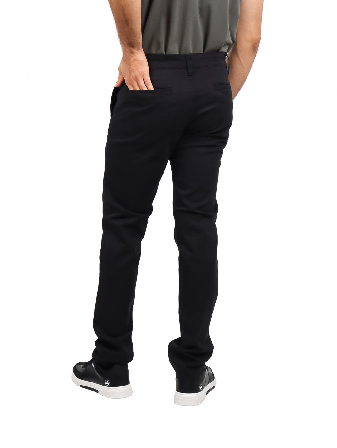 Hombre vistiendo un pantalón chino recto de color negro.