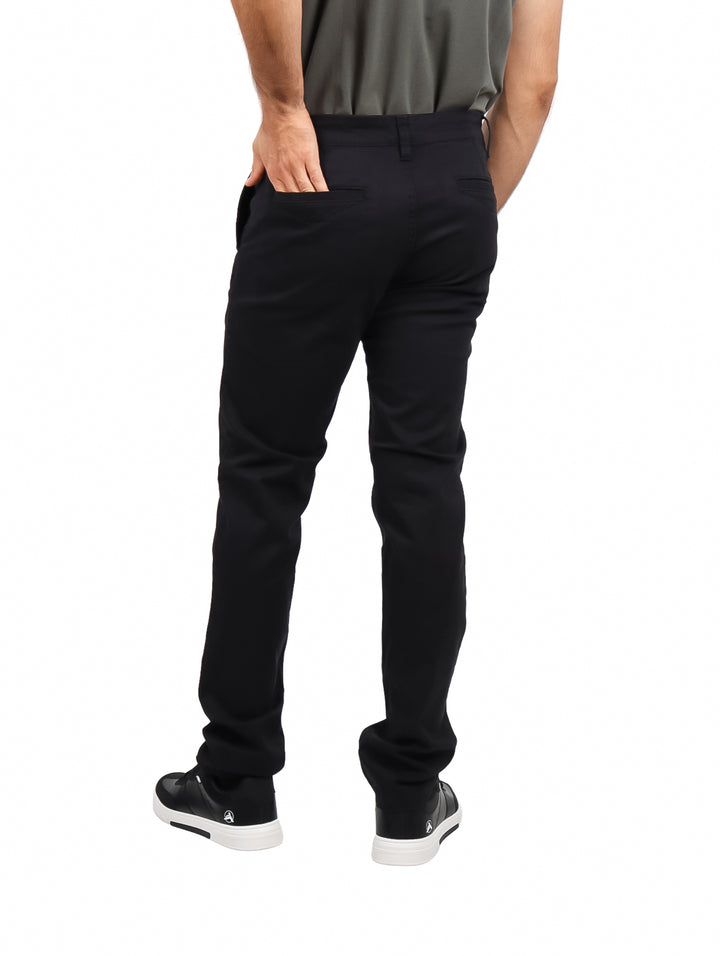 Hombre vistiendo un pantalón chino recto de color negro.