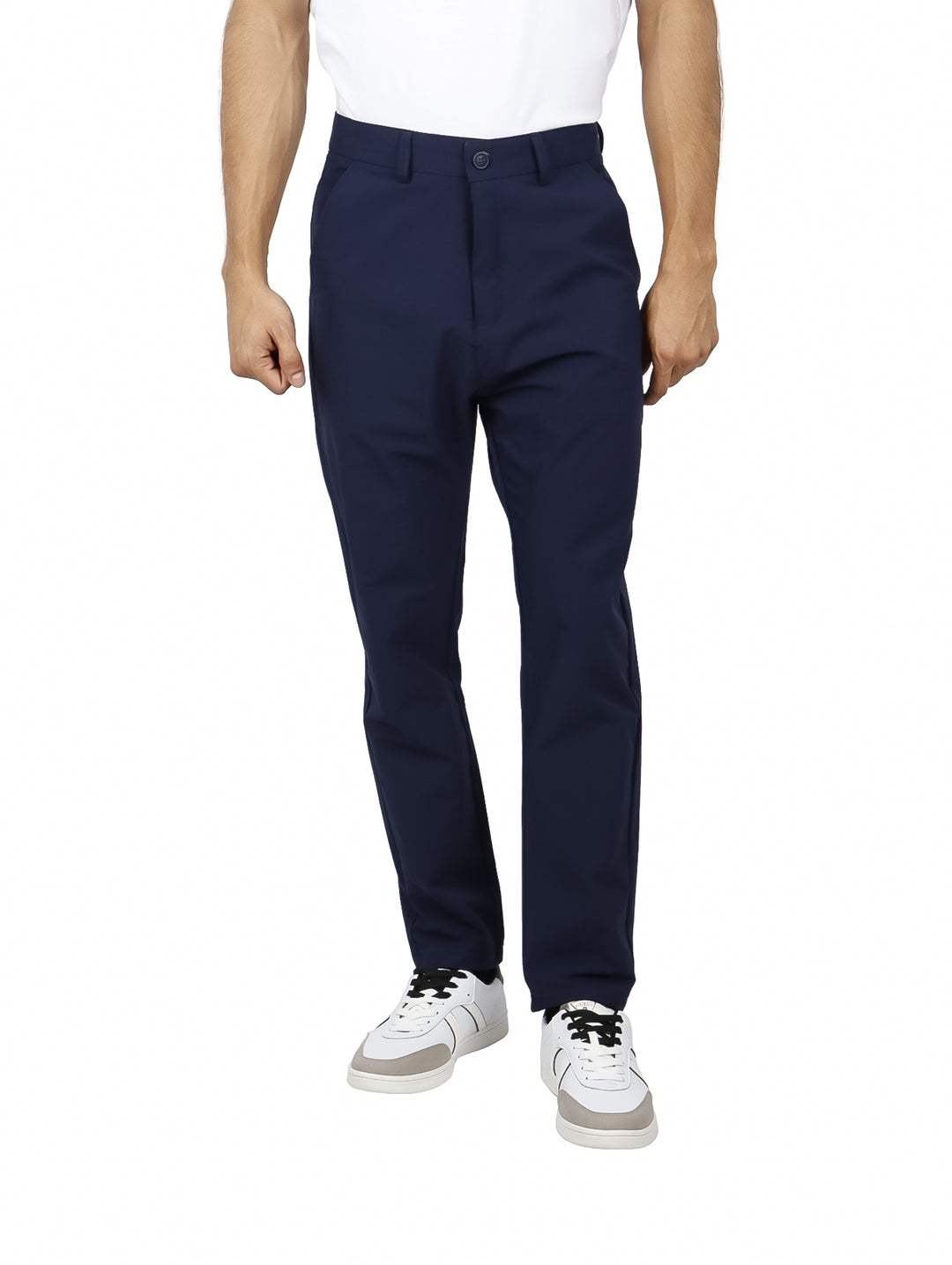 Hombre vistiendo pantalones largos de color azul marino con corte recto.