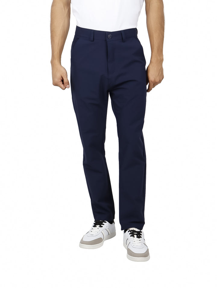 Hombre vistiendo pantalones largos de color azul marino con corte recto.