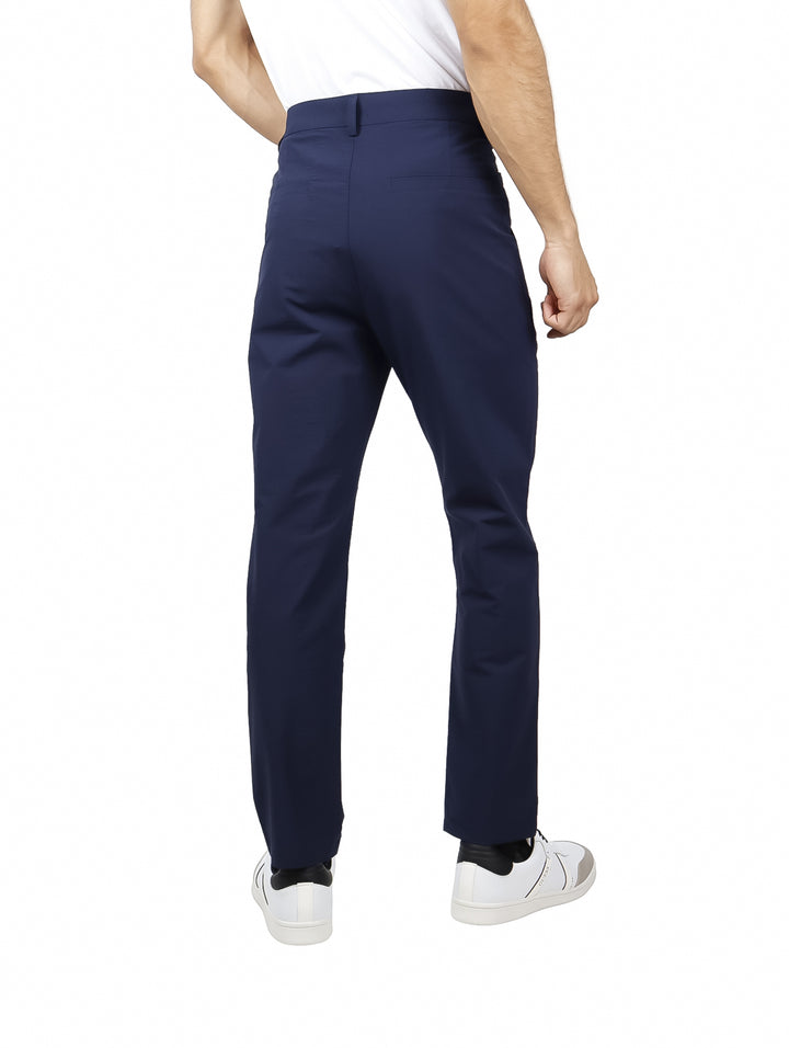 Hombre vistiendo pantalones largos de color azul marino con corte recto.