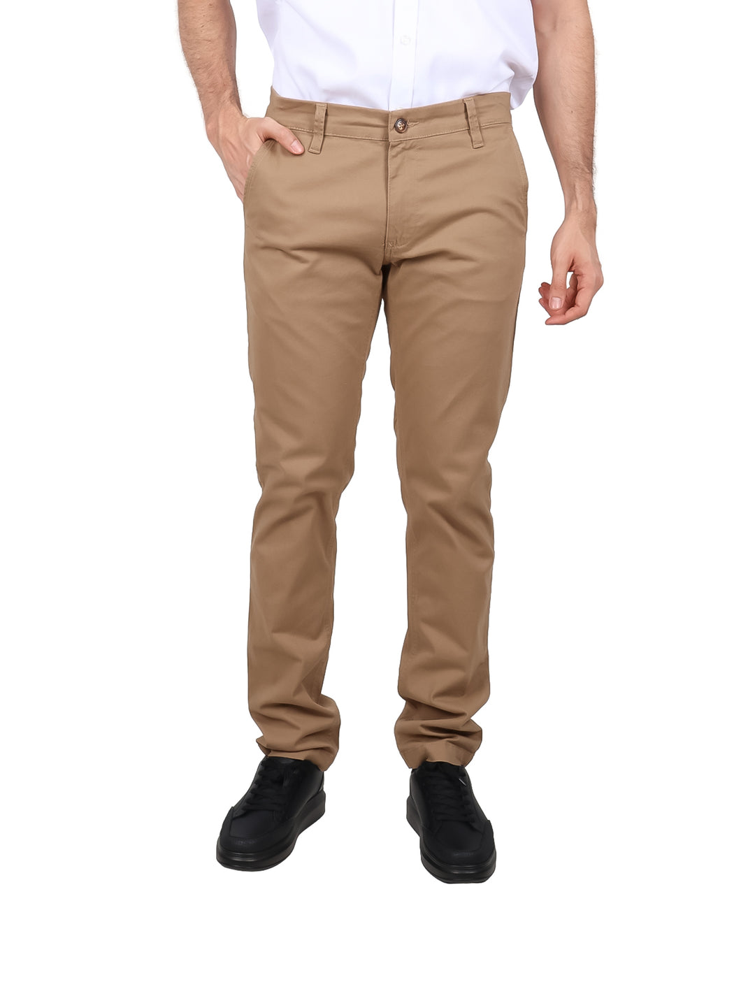 Hombre vistiendo un pantalón casual color beige de corte recto.