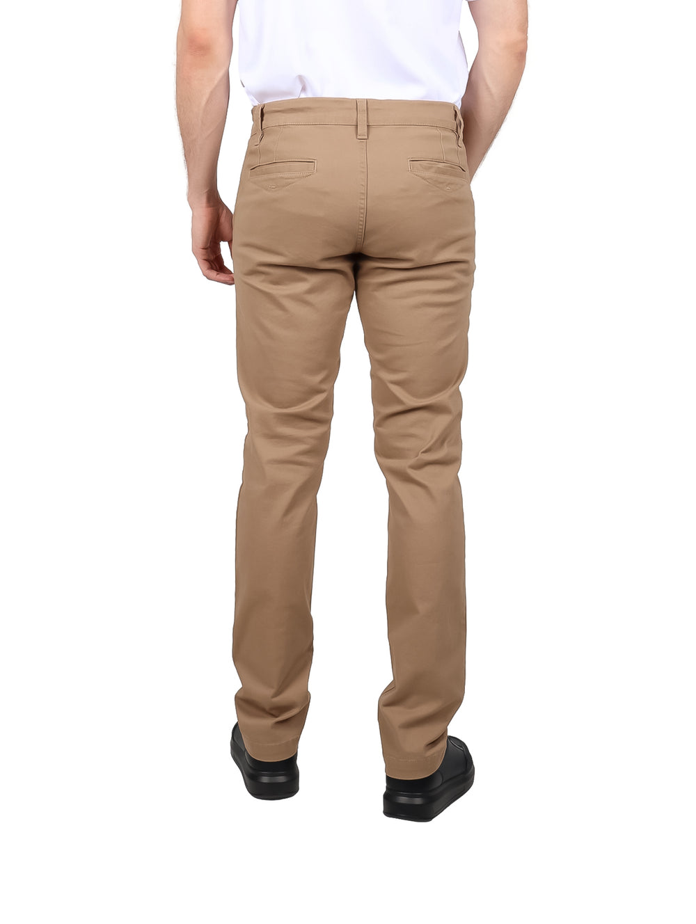 Hombre vistiendo un pantalón casual color beige de corte recto.