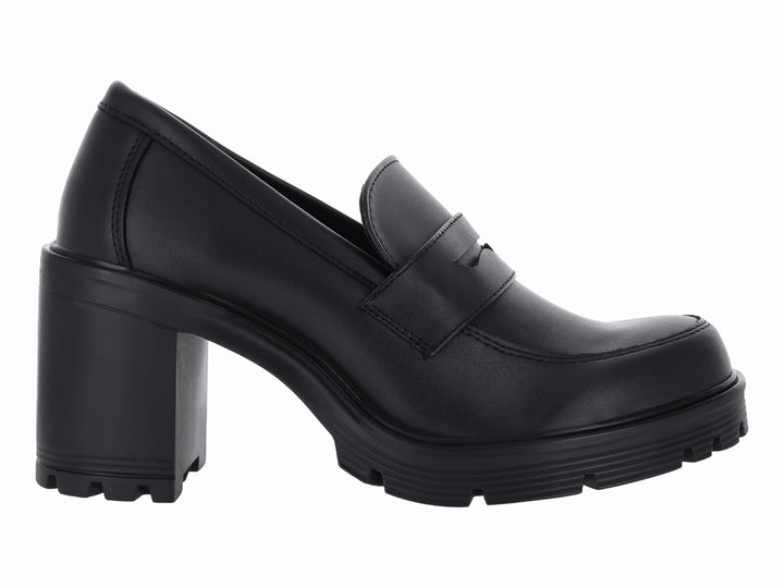 Zapato tipo mocasín color negro con tacón grueso y suela de plataforma track.