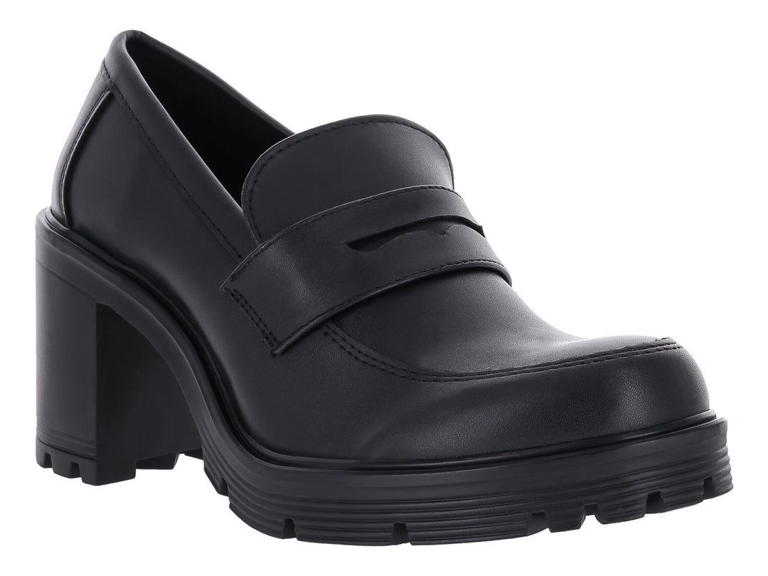 Zapato tipo mocasín color negro con tacón grueso y suela de plataforma track.