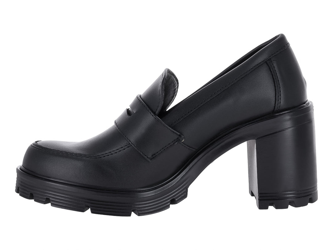 Zapato tipo mocasín color negro con tacón grueso y suela de plataforma track.