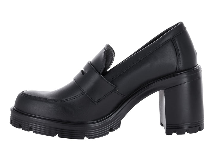 Zapato tipo mocasín color negro con tacón grueso y suela de plataforma track.