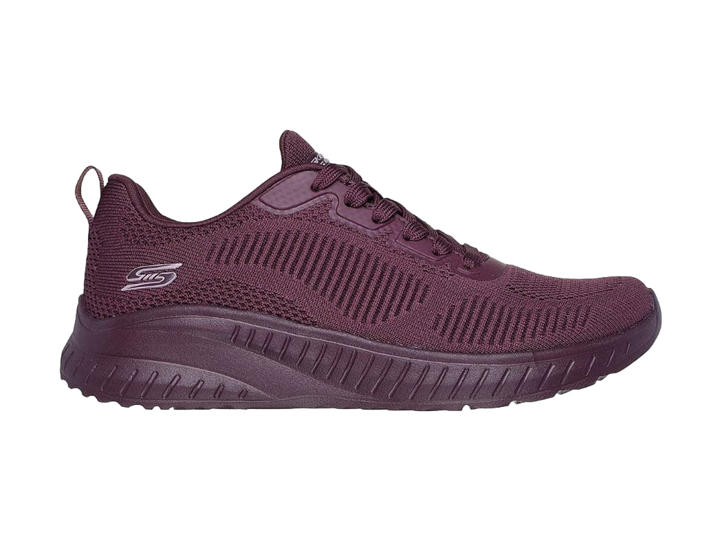 Tenis deportivos Skechers de color morado con tejido transpirable y suela a juego.