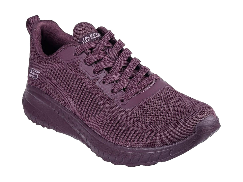 Tenis deportivos Skechers de color morado con tejido transpirable y suela a juego.