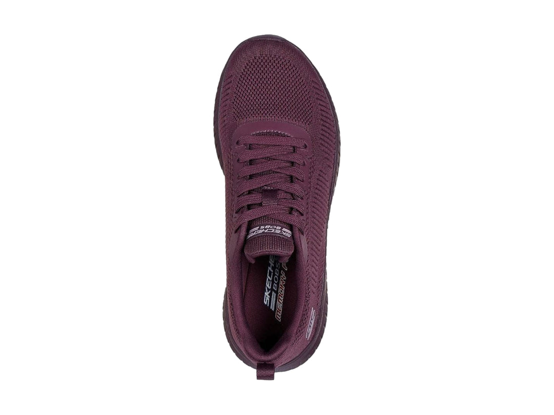Tenis deportivos Skechers de color morado con tejido transpirable y suela a juego.