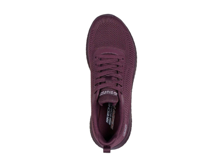 Tenis deportivos Skechers de color morado con tejido transpirable y suela a juego.