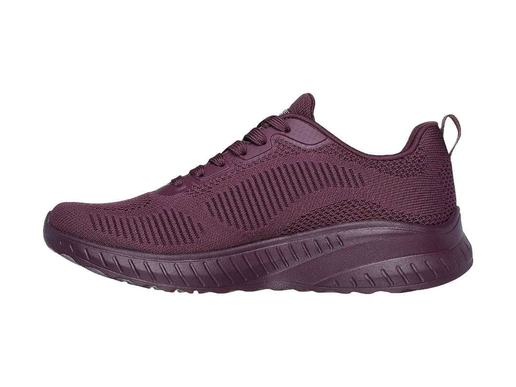Tenis deportivos Skechers de color morado con tejido transpirable y suela a juego.