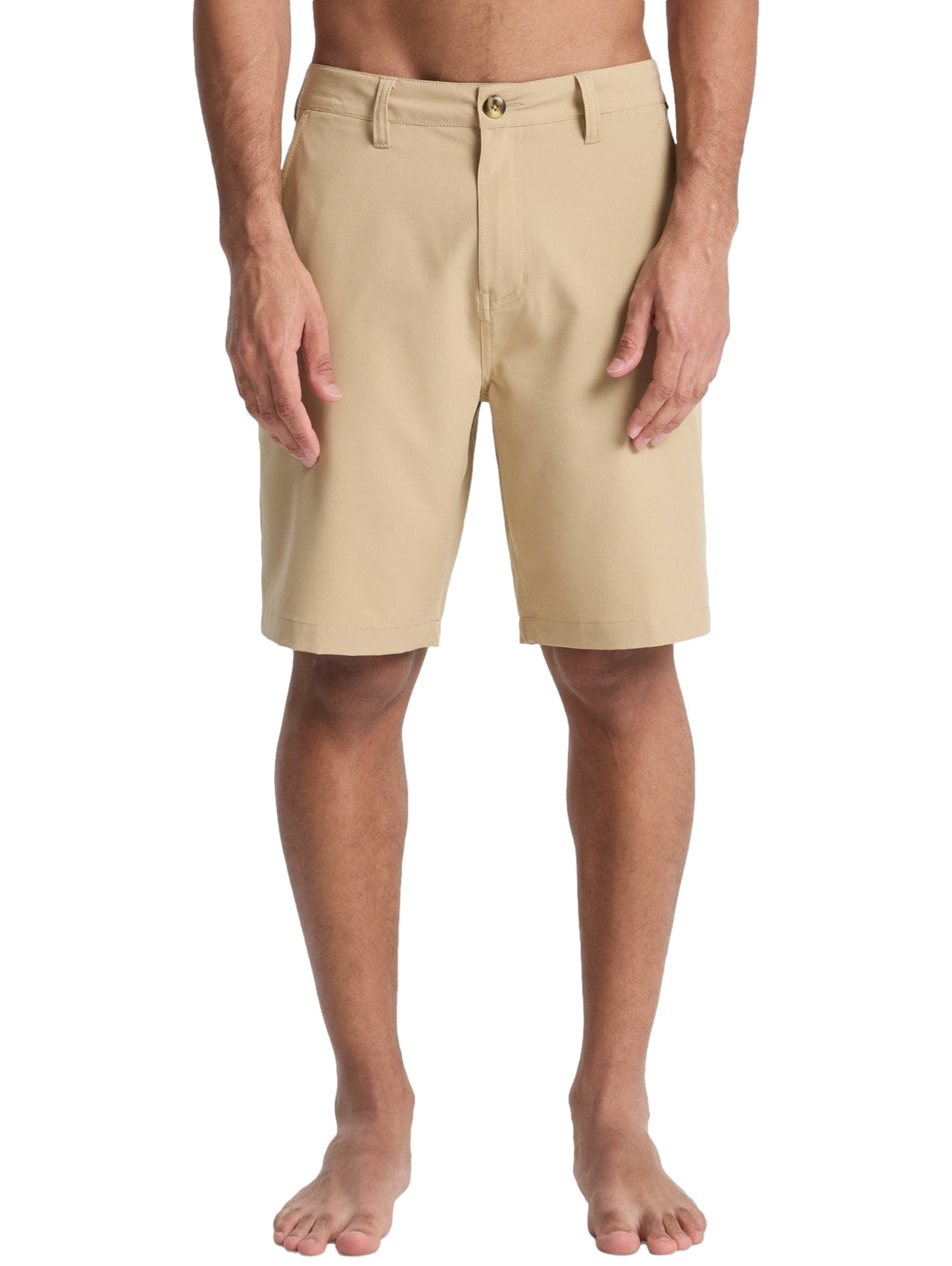 Hombre vistiendo shorts de surf color khaki de la marca Quiksilver.