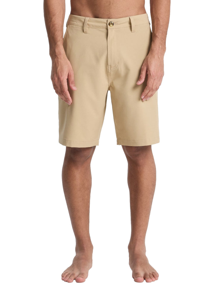 Hombre vistiendo shorts de surf color khaki de la marca Quiksilver.