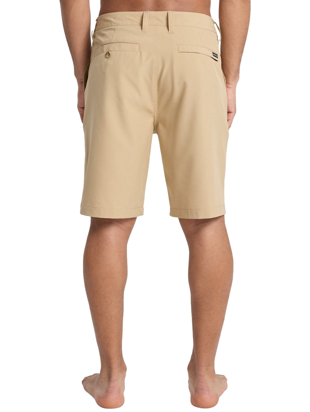 Hombre vistiendo shorts de surf color khaki de la marca Quiksilver.