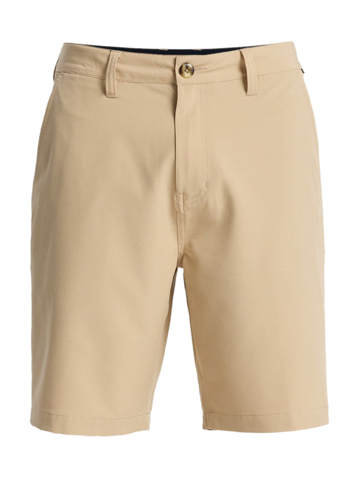 Hombre vistiendo shorts de surf color khaki de la marca Quiksilver.