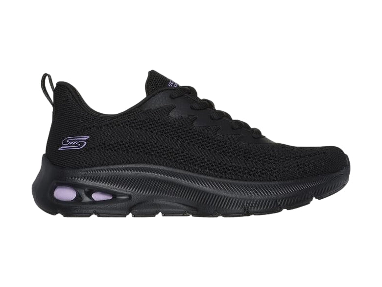 Tenis deportivos Skechers color negro con detalles en morado en la suela y tejido transpirable.