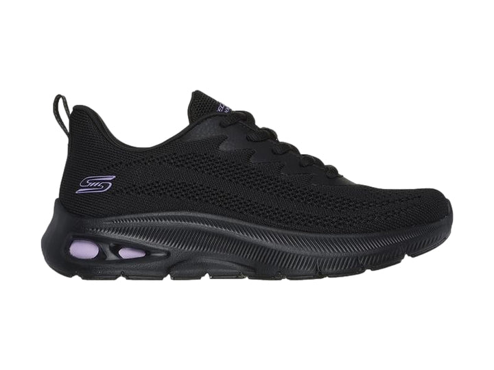 Tenis deportivos Skechers color negro con detalles en morado en la suela y tejido transpirable.