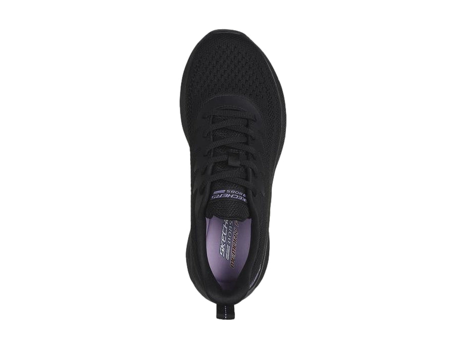 Tenis deportivos Skechers color negro con detalles en morado en la suela y tejido transpirable.