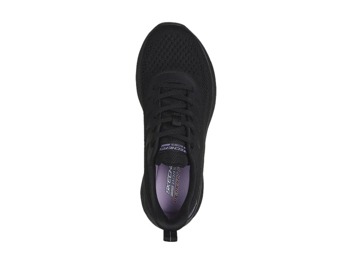 Tenis deportivos Skechers color negro con detalles en morado en la suela y tejido transpirable.