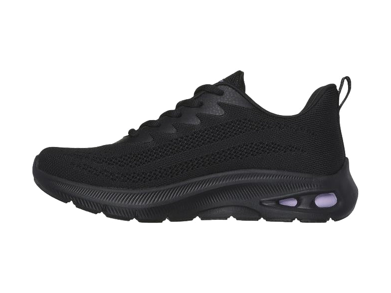 Tenis deportivos Skechers color negro con detalles en morado en la suela y tejido transpirable.