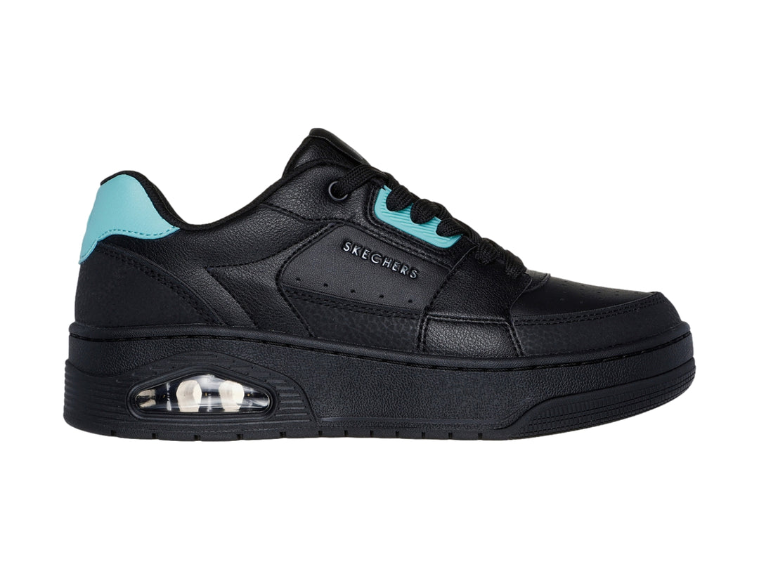 Tenis Skechers negros con detalles en turquesa y suela con cámara de aire blanca.