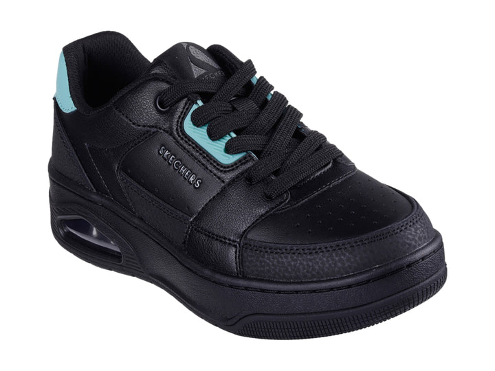 Tenis Skechers negros con detalles en turquesa y suela con cámara de aire blanca.