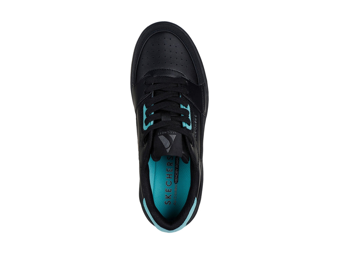 Tenis Skechers negros con detalles en turquesa y suela con cámara de aire blanca.