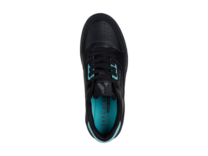 Tenis Skechers negros con detalles en turquesa y suela con cámara de aire blanca.