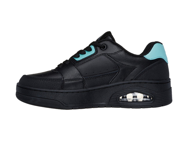 Tenis Skechers negros con detalles en turquesa y suela con cámara de aire blanca.