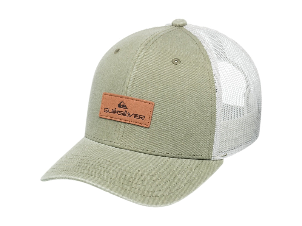 Gorra Quiksilver color aloe con panel frontal de tela y malla blanca en la parte posterior.