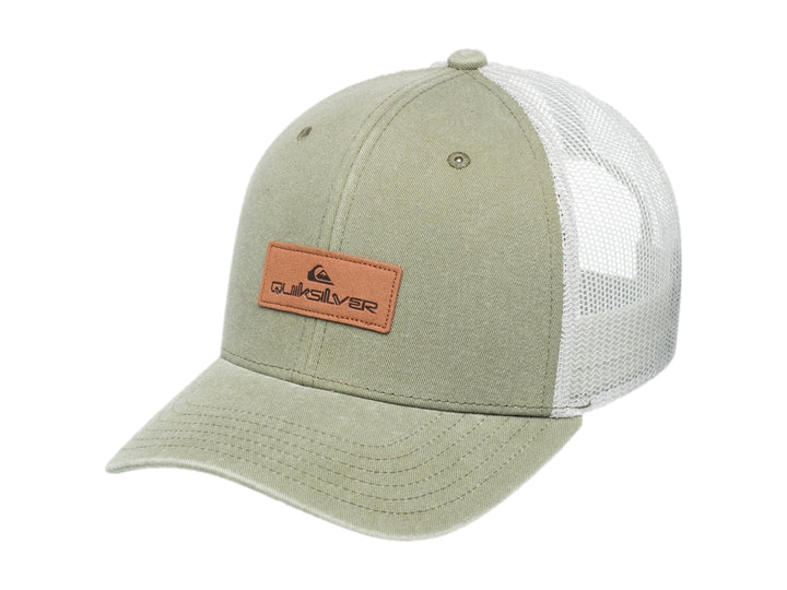 Gorra Quiksilver color aloe con panel frontal de tela y malla blanca en la parte posterior.