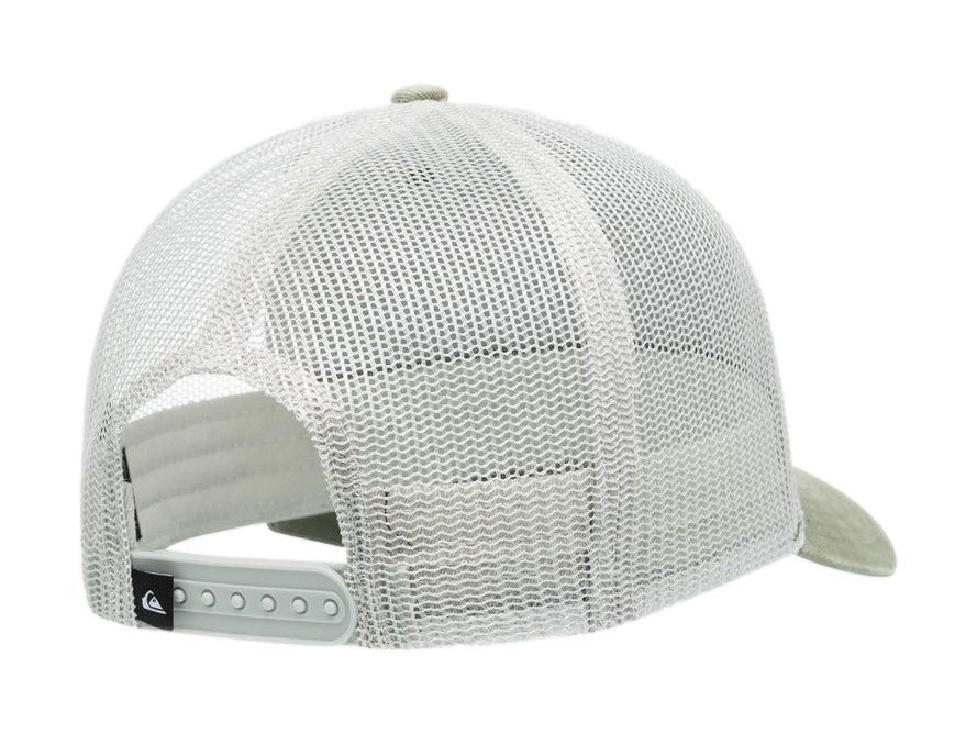 Gorra Quiksilver color aloe con panel frontal de tela y malla blanca en la parte posterior.