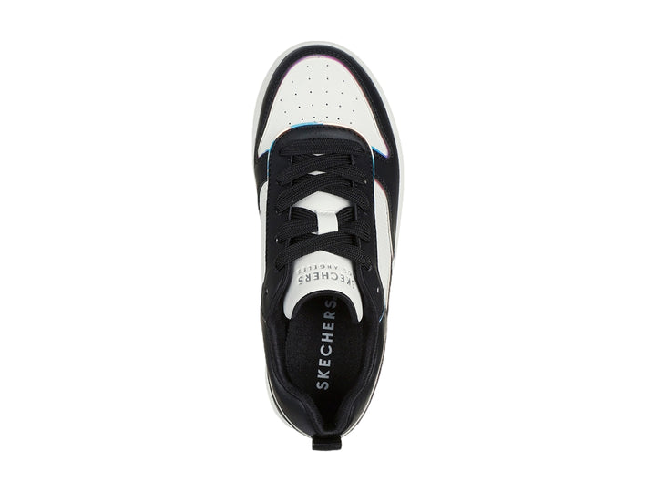 Tenis Skechers color negro y blanco con detalles en azul, suela blanca de plataforma y cámara de aire visible.