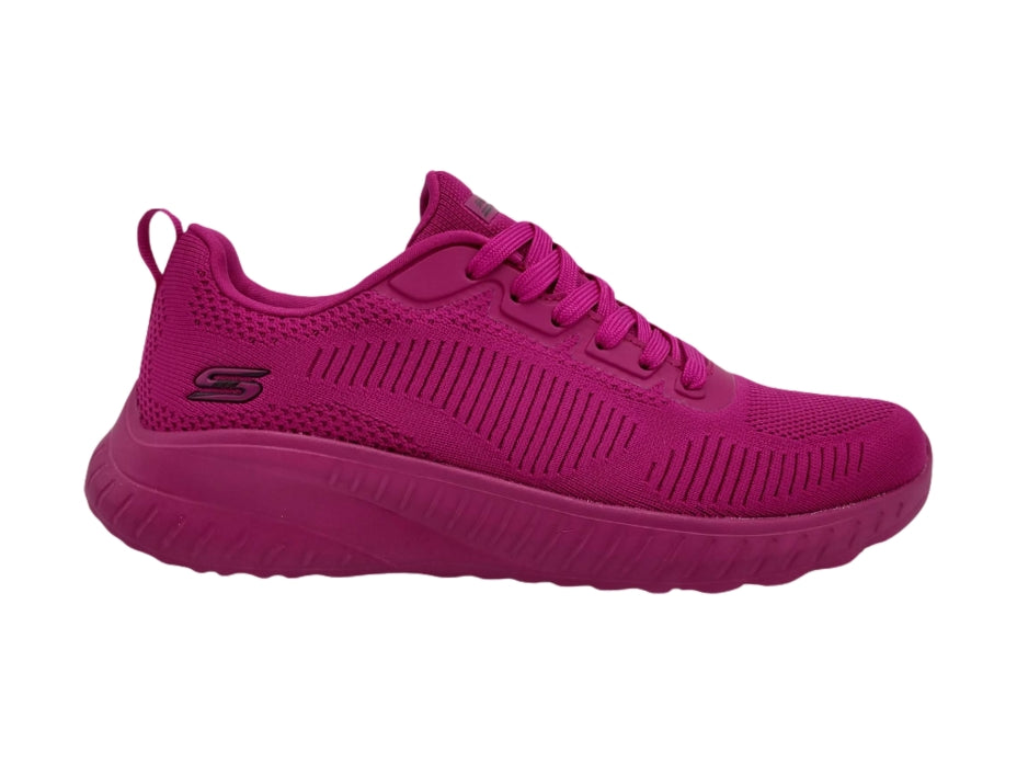 Tenis deportivos Skechers color fucsia con tejido transpirable y suela a juego.